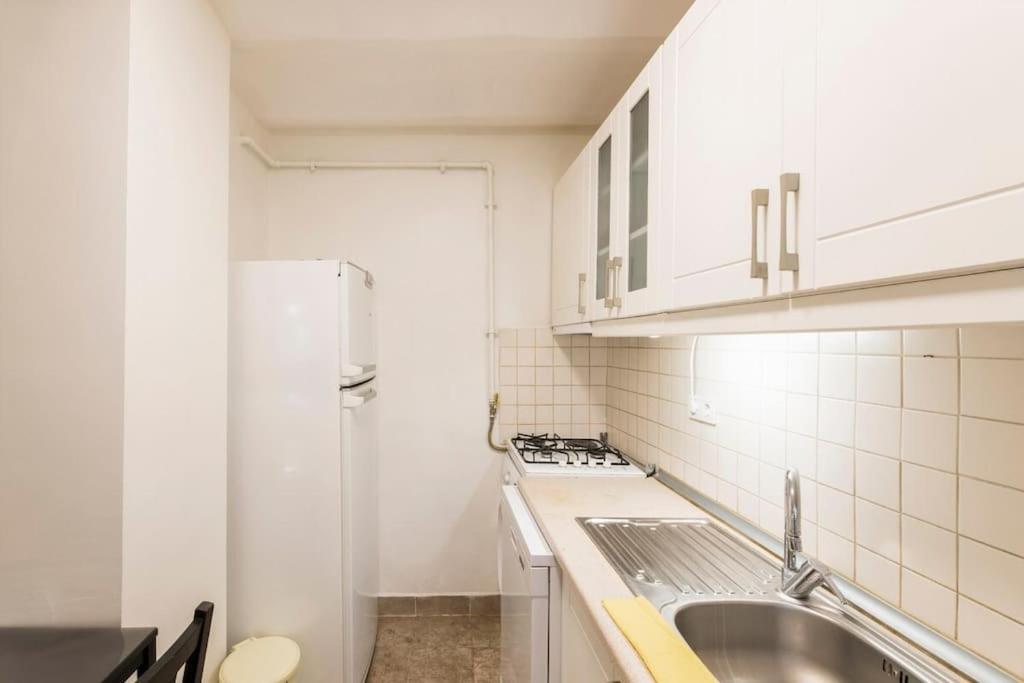 Beautiful 1 Bedroom Apt. W/ac 400 Meters Taksim Square Апартаменты