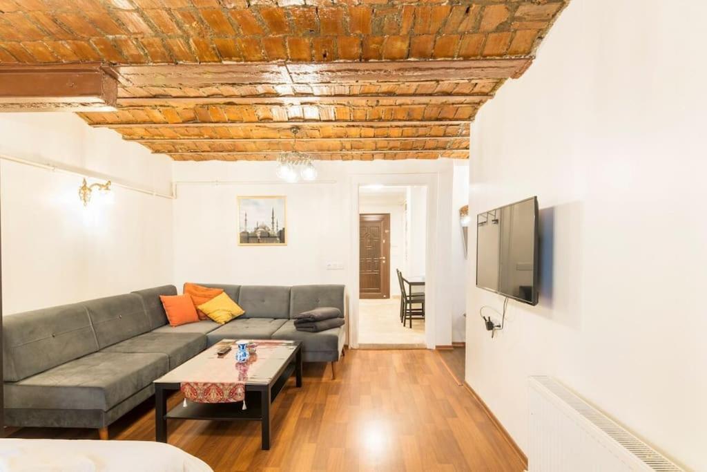 Beautiful 1 Bedroom Apt. W/ac 400 Meters Taksim Square Стамбул