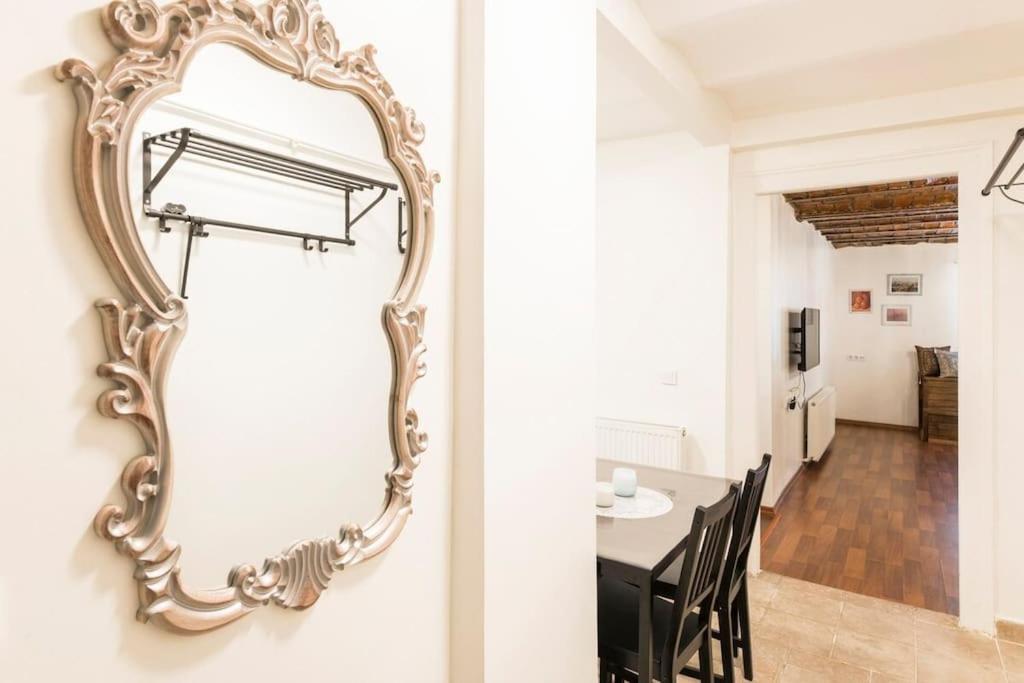 Апартаменты Beautiful 1 Bedroom Apt. W/ac 400 Meters Taksim Square Стамбул